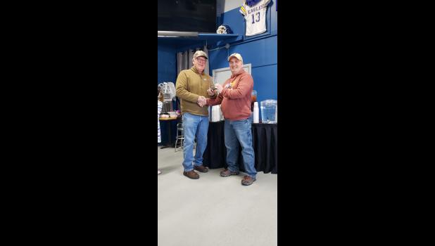 Mayor Marty Heuther presenting Jim Kitterman with his award for 19 years of service. Courtesy Photo